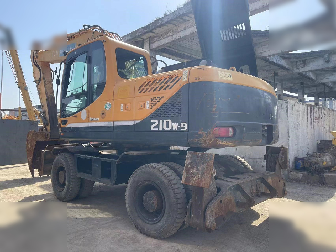 HYUNDAI ROBEX 210W-9 - Wheel excavator: picture 2 HYUNDAI ROBEX 210W-9 - Wheel excavator: picture 2