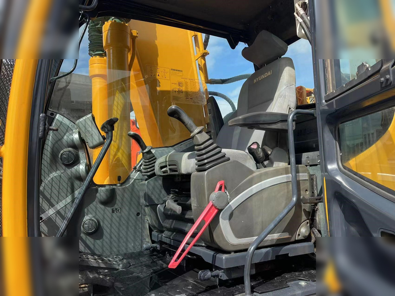 Crawler excavator HYUNDAI ROBEX 220 LC-9S: picture 6