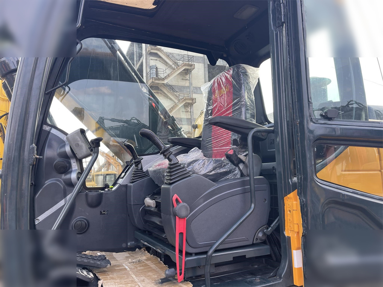 HYUNDAI ROBEX 220 LC-9S - Crawler excavator: picture 5 HYUNDAI ROBEX 220 LC-9S - Crawler excavator: picture 5