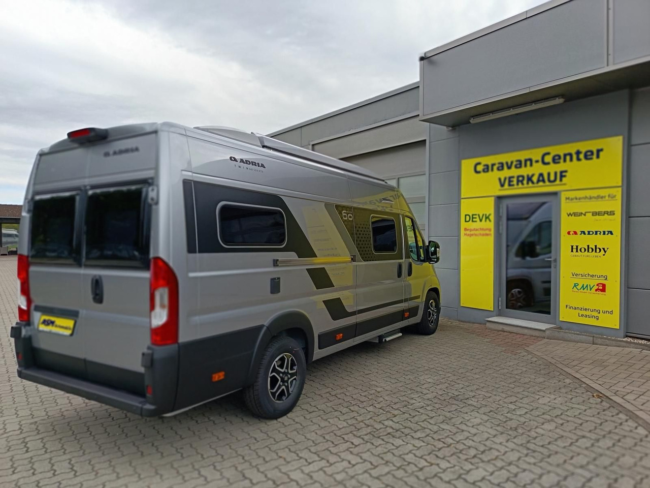 Adria Twin "60Y" 640 SGX 4,25MAXI*JUBILEE*AUFSTELLDACH - Camper van: picture 4 Adria Twin "60Y" 640 SGX 4,25MAXI*JUBILEE*AUFSTELLDACH - Camper van: picture 4