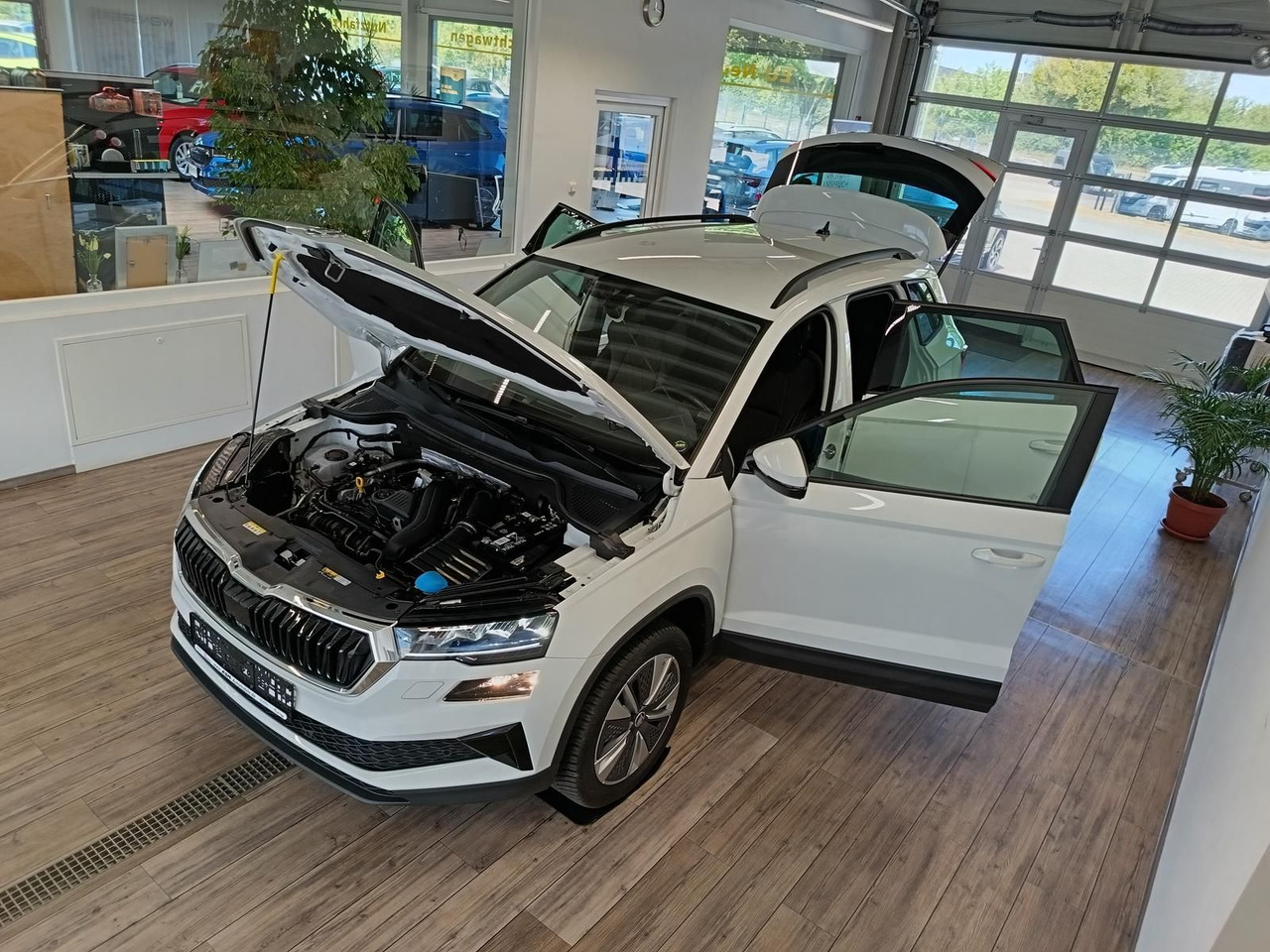 Skoda Karoq Style 1,5 TSI DSG*AHK*NAVI*LED*R-KAM*2xPDC - SUV: picture 2 Skoda Karoq Style 1,5 TSI DSG*AHK*NAVI*LED*R-KAM*2xPDC - SUV: picture 2
