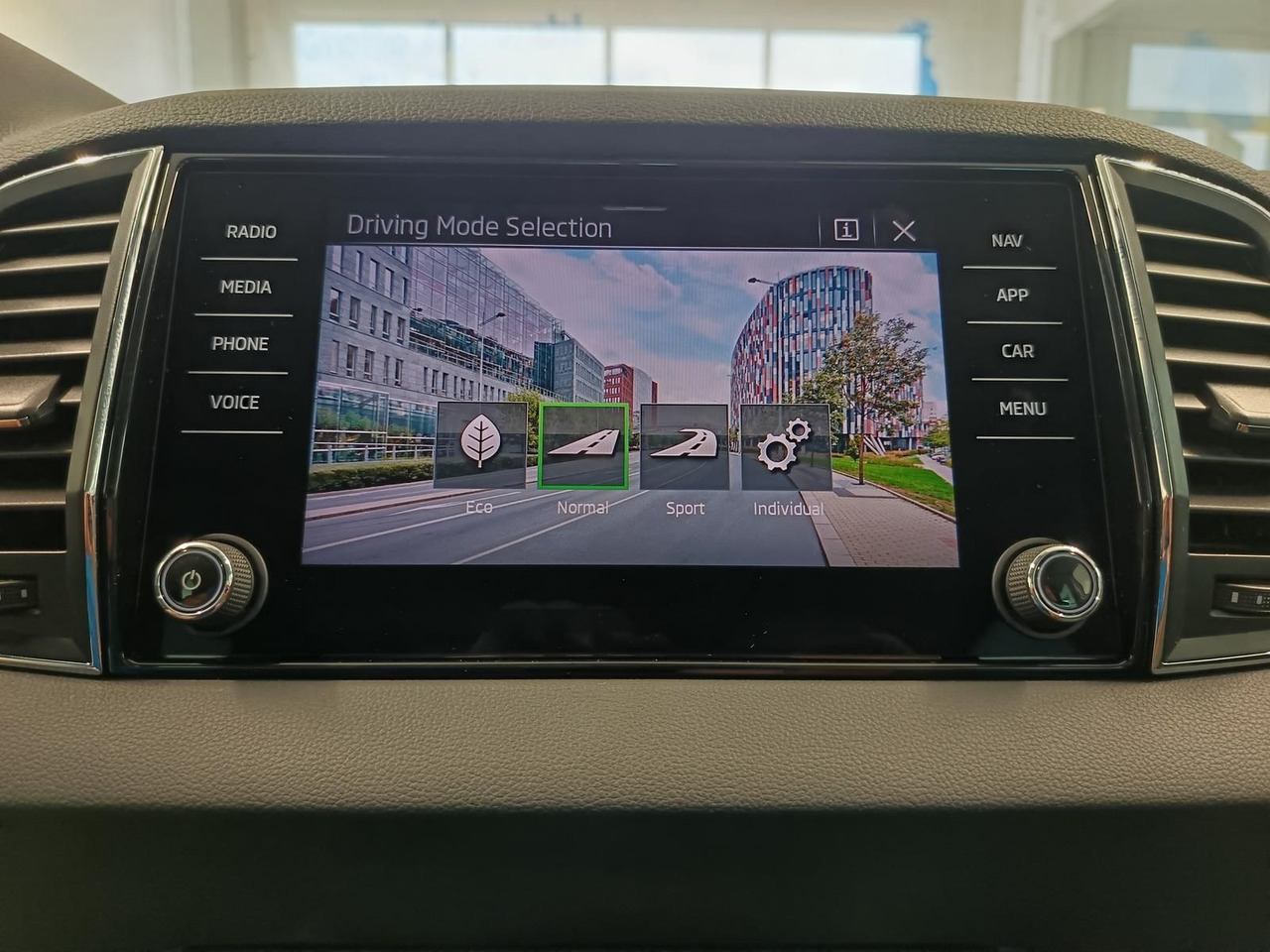 SUV Skoda Karoq Style 1,5TSI DSG*AHK-VORBER*NAVI*LED*R-KAM: picture 14