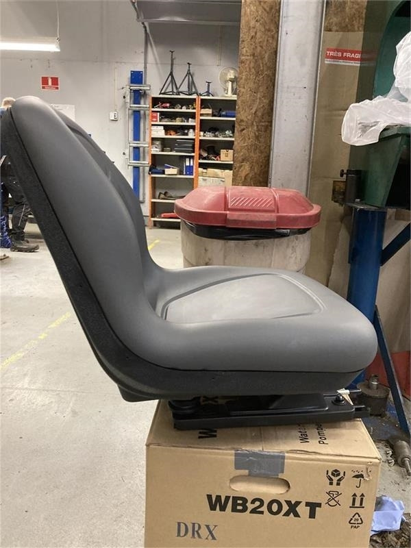 Husqvarna P524X Efi Sæde - Fabriksnyt 591352601 - Seat for Agricultural machinery: picture 2 Husqvarna P524X Efi Sæde - Fabriksnyt 591352601 - Seat for Agricultural machinery: picture 2