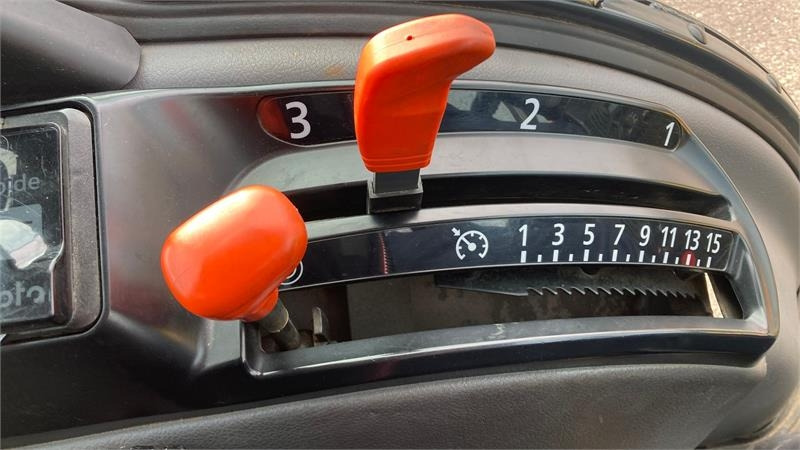 Municipal tractor Kubota ST341 inkl. 150 cm kost og udlægger: picture 12 Municipal tractor Kubota ST341 inkl. 150 cm kost og udlægger: picture 12