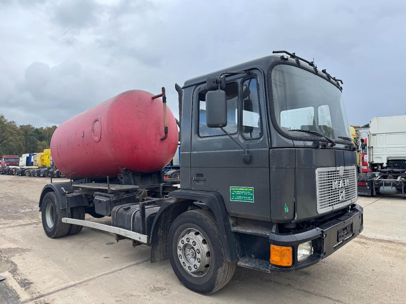 MAN 18.232 (8000 L / 6 CYLINDER WITH MANUAL PUMP / STEEL SUSPENSION) - Vacuum truck: picture 3 MAN 18.232 (8000 L / 6 CYLINDER WITH MANUAL PUMP / STEEL SUSPENSION) - Vacuum truck: picture 3