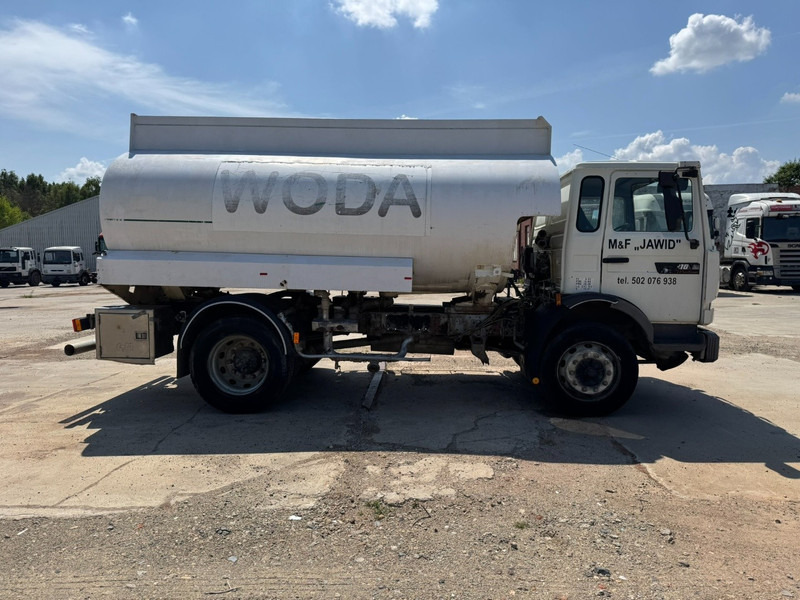 Renault M 210 Midliner (9500 L / 3 x COMPARTIMENTS / LAMES / POMPE MANUELLE) - Tank truck: picture 4 Renault M 210 Midliner (9500 L / 3 x COMPARTIMENTS / LAMES / POMPE MANUELLE) - Tank truck: picture 4