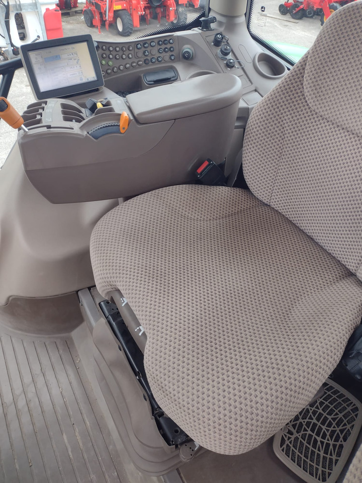 JOHN DEERE 6210 R - Farm tractor: picture 4 JOHN DEERE 6210 R - Farm tractor: picture 4