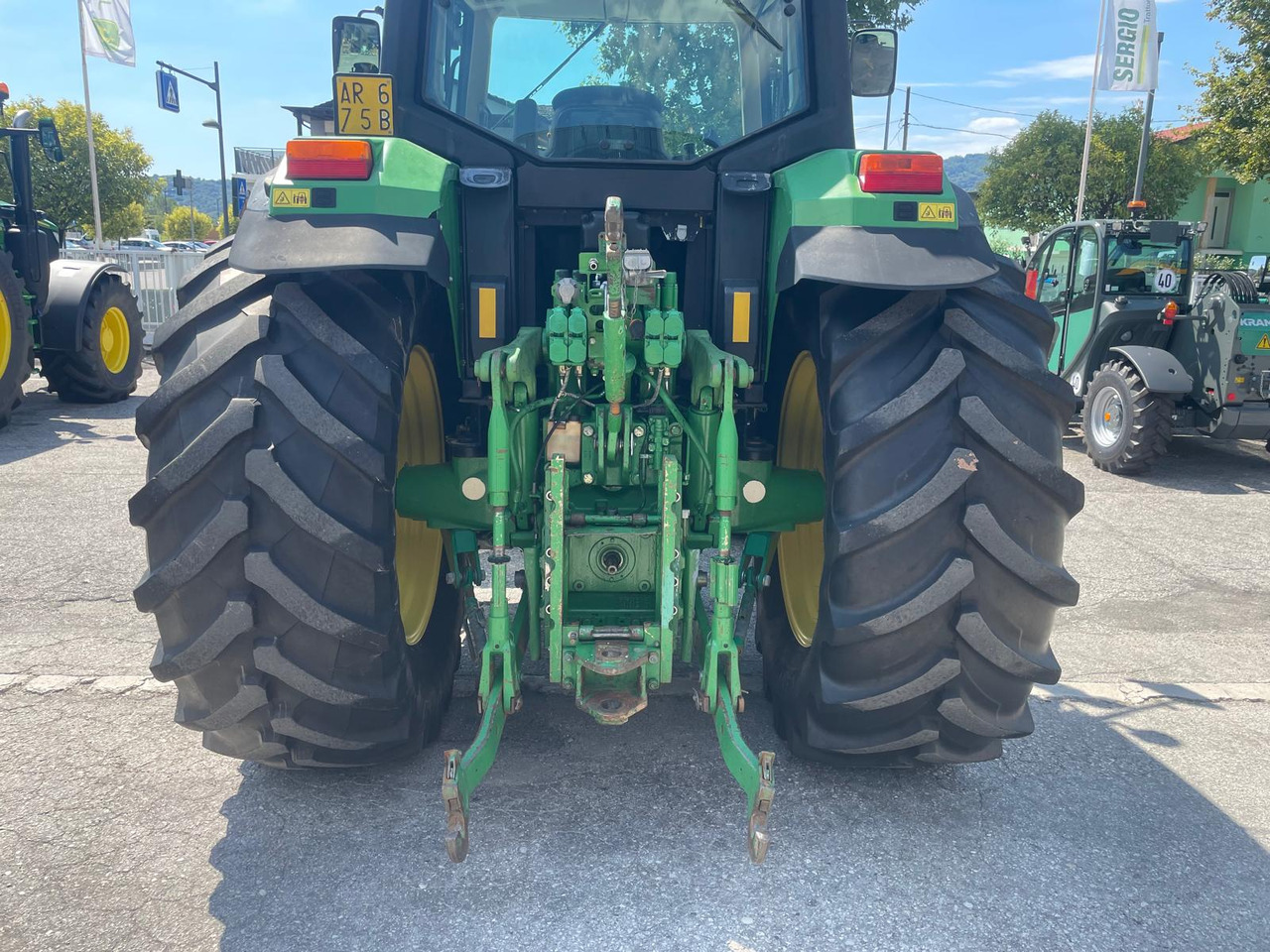JOHN DEERE 6810 - Farm tractor: picture 4 JOHN DEERE 6810 - Farm tractor: picture 4