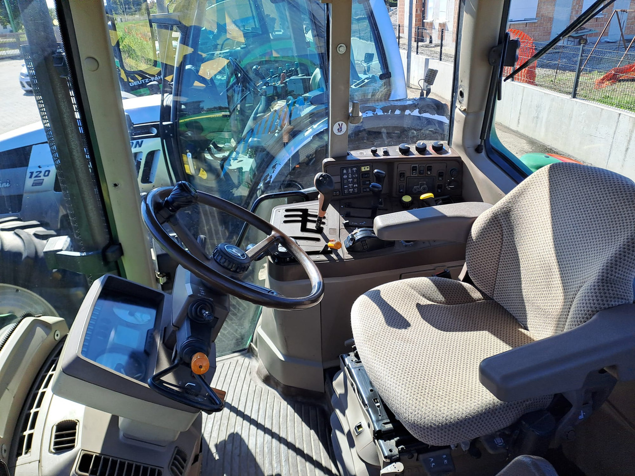 JOHN DEERE 6920 S - Farm tractor: picture 5 JOHN DEERE 6920 S - Farm tractor: picture 5