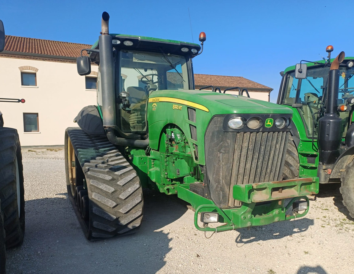 JOHN DEERE 8320 RT - Farm tractor: picture 2 JOHN DEERE 8320 RT - Farm tractor: picture 2