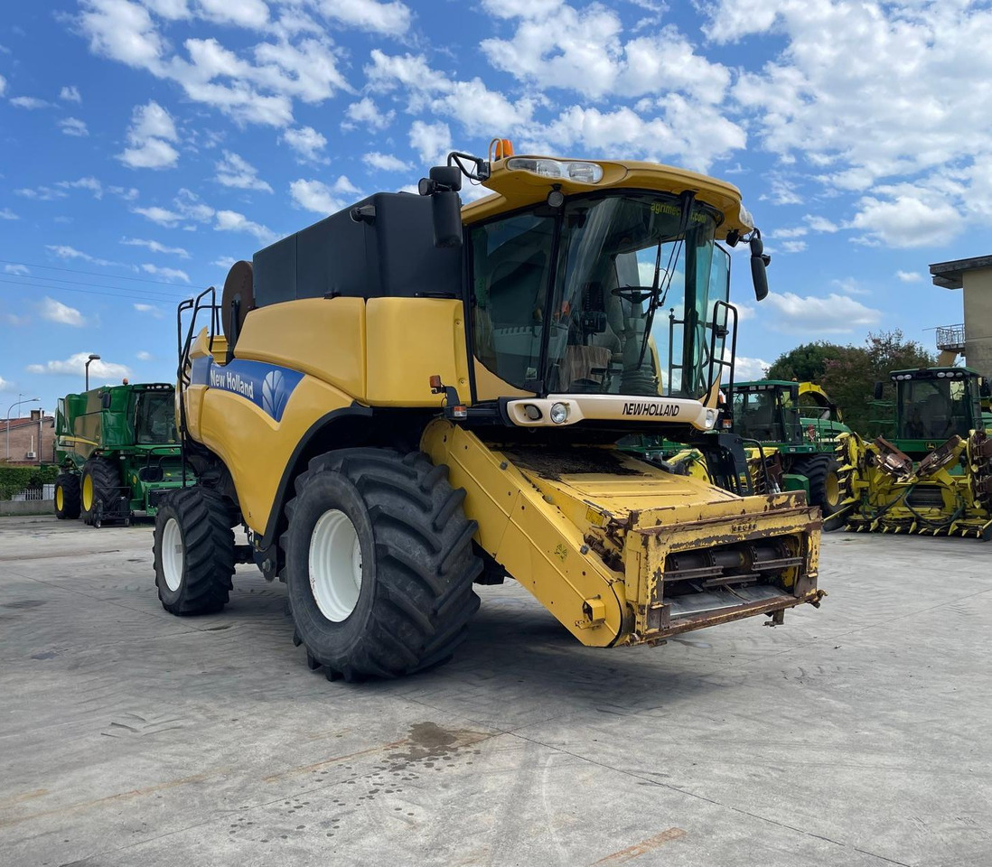 NEW HOLLAND MIETITREBBIA CX 8080 - Combine harvester: picture 2 NEW HOLLAND MIETITREBBIA CX 8080 - Combine harvester: picture 2