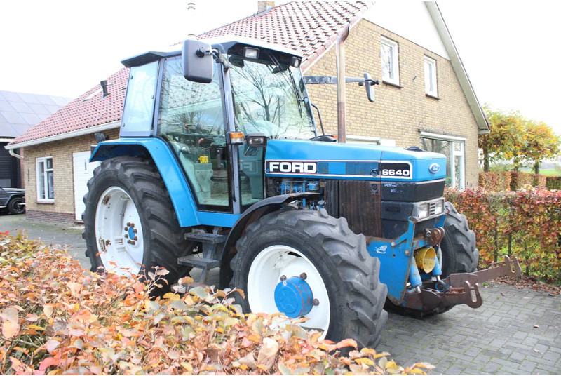 New Holland 6640 met turbo fronthef en front pto - Farm tractor: picture 1 New Holland 6640 met turbo fronthef en front pto - Farm tractor: picture 1
