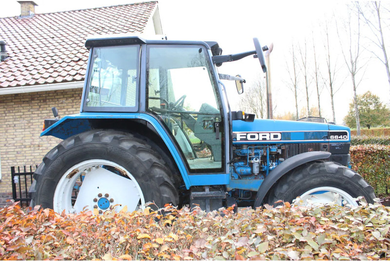 New Holland 6640 met turbo fronthef en front pto - Farm tractor: picture 2 New Holland 6640 met turbo fronthef en front pto - Farm tractor: picture 2
