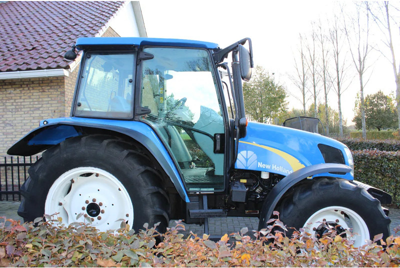 New Holland T5050 - Farm tractor: picture 3 New Holland T5050 - Farm tractor: picture 3