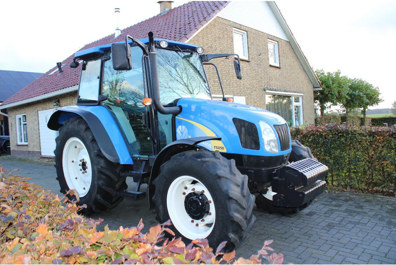 New Holland T5050 - Farm tractor: picture 2 New Holland T5050 - Farm tractor: picture 2