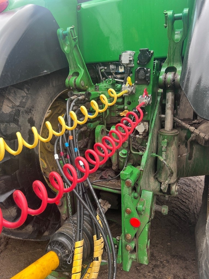 John Deere 8320R - Farm tractor: picture 3 John Deere 8320R - Farm tractor: picture 3