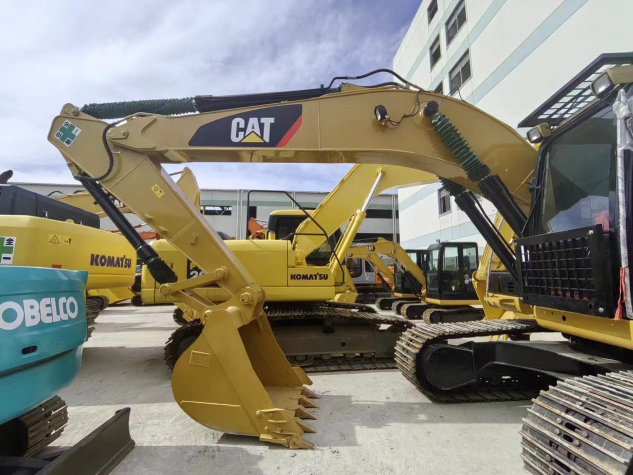 CATERPILLAR CAT320D excavator many units in stock hot sale - Crawler excavator: picture 4 CATERPILLAR CAT320D excavator many units in stock hot sale - Crawler excavator: picture 4