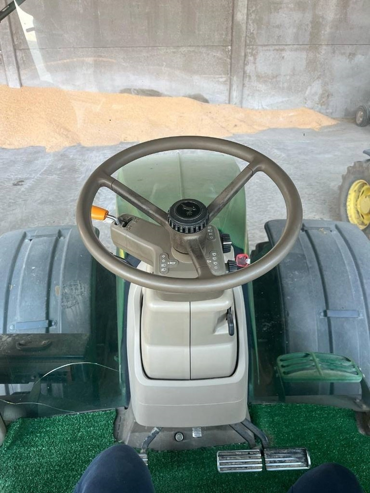 John Deere 7230 R - Farm tractor: picture 5 John Deere 7230 R - Farm tractor: picture 5