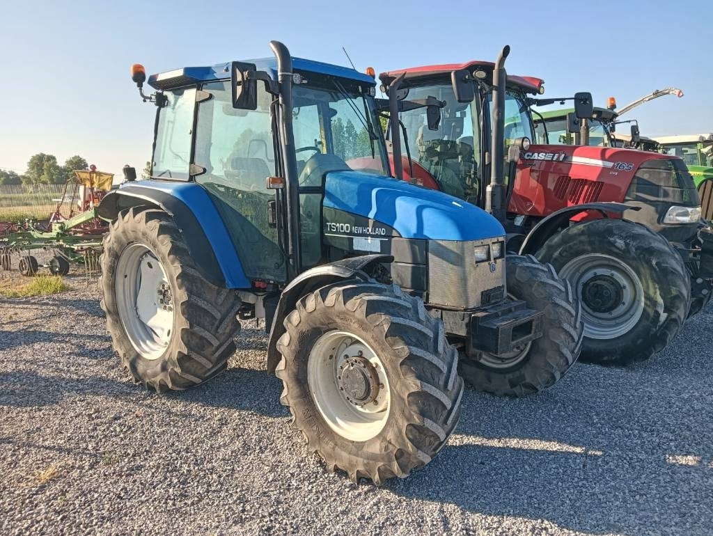 New Holland TS 100 - Farm tractor: picture 1 New Holland TS 100 - Farm tractor: picture 1
