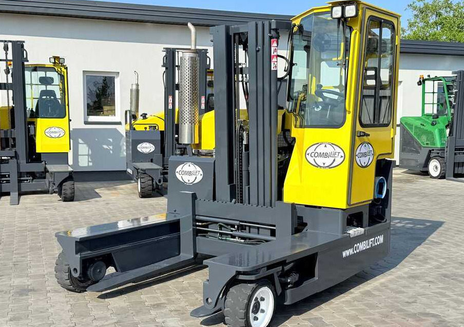 Combilift C3000 / GAS / TRIPLEX - 4900MM / ONLY 1537 HOURS / FORK POSITIONER / CABIN / LIKE NEW - 4-way reach truck: picture 1 Combilift C3000 / GAS / TRIPLEX - 4900MM / ONLY 1537 HOURS / FORK POSITIONER / CABIN / LIKE NEW - 4-way reach truck: picture 1