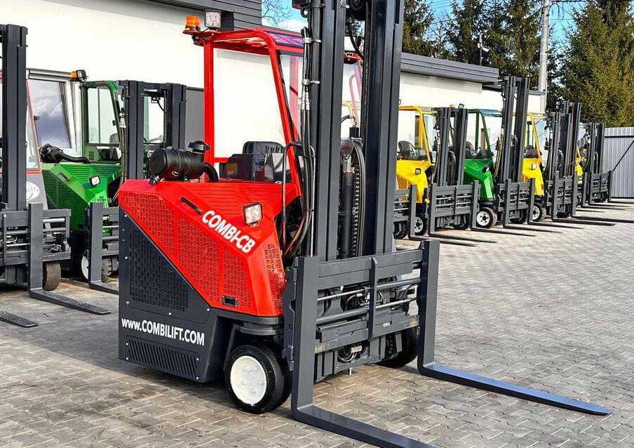 Combilift C3000CB / LPG / TRIPLEX / 5500MM / FREE LIFT / SIDE SHIFT + FORK POSITIONER / LIKE NEW - 4-way reach truck: picture 4 Combilift C3000CB / LPG / TRIPLEX / 5500MM / FREE LIFT / SIDE SHIFT + FORK POSITIONER / LIKE NEW - 4-way reach truck: picture 4