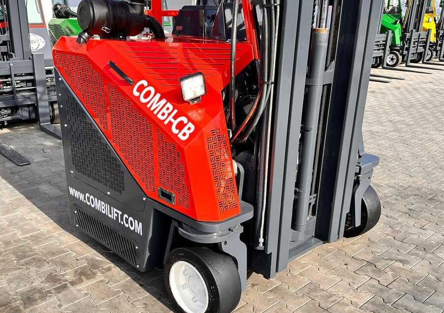 Combilift C3000CB / LPG / TRIPLEX / 5500MM / FREE LIFT / SIDE SHIFT + FORK POSITIONER / LIKE NEW - 4-way reach truck: picture 4 Combilift C3000CB / LPG / TRIPLEX / 5500MM / FREE LIFT / SIDE SHIFT + FORK POSITIONER / LIKE NEW - 4-way reach truck: picture 4