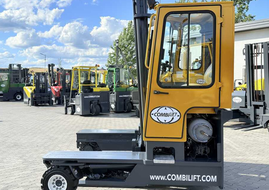 Combilift C4000 / GAS / DUPLEX - 4100MM / SIDE SHIFT / FREE LIFT / FULL HEATED CABIN / ONLY 4223 HOURS / CONDITION – LIKE NEW! - 4-way reach truck: picture 2 Combilift C4000 / GAS / DUPLEX - 4100MM / SIDE SHIFT / FREE LIFT / FULL HEATED CABIN / ONLY 4223 HOURS / CONDITION – LIKE NEW! - 4-way reach truck: picture 2