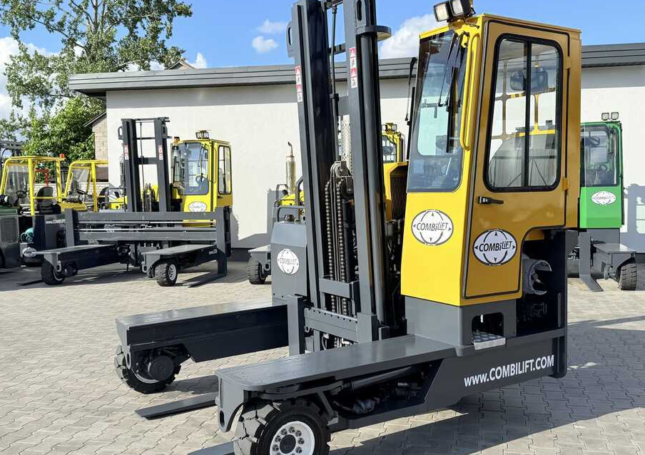 Combilift C4000 / GAS / DUPLEX - 4100MM / SIDE SHIFT / FREE LIFT / FULL HEATED CABIN / ONLY 4223 HOURS / CONDITION – LIKE NEW! - 4-way reach truck: picture 1 Combilift C4000 / GAS / DUPLEX - 4100MM / SIDE SHIFT / FREE LIFT / FULL HEATED CABIN / ONLY 4223 HOURS / CONDITION – LIKE NEW! - 4-way reach truck: picture 1