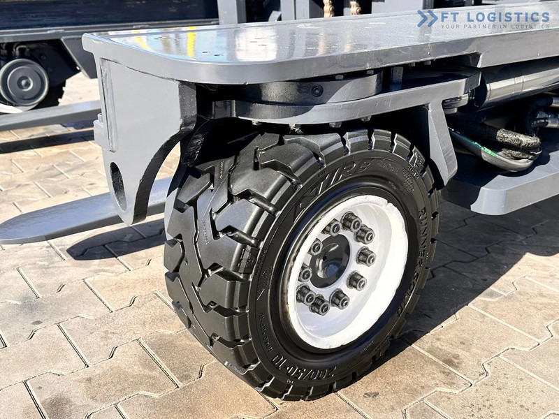 Combilift C4000 / LPG / DUPLEX / 4500MM / FREE LIFT / LIKE NEW C4000 / LPG / DUPLEX / 4500MM / FREE LIFT / LIKE NEW - 4-way reach truck: picture 4 Combilift C4000 / LPG / DUPLEX / 4500MM / FREE LIFT / LIKE NEW C4000 / LPG / DUPLEX / 4500MM / FREE LIFT / LIKE NEW - 4-way reach truck: picture 4