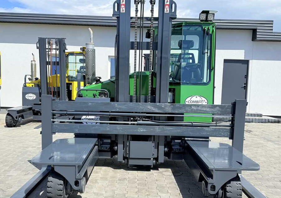 Combilift C4500 / DIESEL / DUPLEX - 4000MM / WIDE FORK POSITIONER 3150MM / FULL HEATED CABIN / ONLY 4859 HOURS / CONDITION – LIKE NEW! - 4-way reach truck: picture 4 Combilift C4500 / DIESEL / DUPLEX - 4000MM / WIDE FORK POSITIONER 3150MM / FULL HEATED CABIN / ONLY 4859 HOURS / CONDITION – LIKE NEW! - 4-way reach truck: picture 4