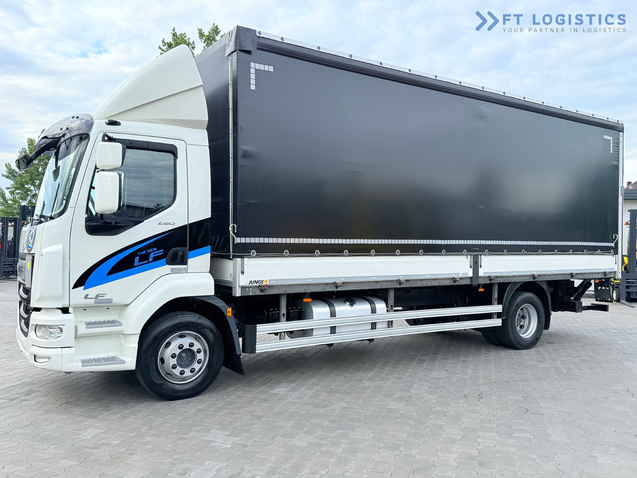 DAF LF 260 FA / AUTOMATIC / 9,255 kg PAYLOAD / 4x2 / 18 PALLETS / TAIL LIFT / SIDE BOARDS / EXCELLENT CONDITION! - Curtainsider truck: picture 3 DAF LF 260 FA / AUTOMATIC / 9,255 kg PAYLOAD / 4x2 / 18 PALLETS / TAIL LIFT / SIDE BOARDS / EXCELLENT CONDITION! - Curtainsider truck: picture 3