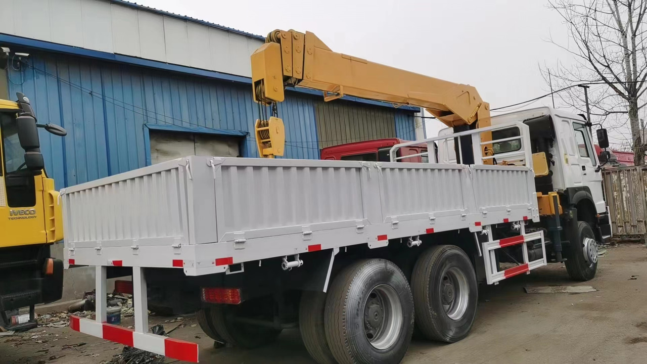 HOWO 371 - Crane truck: picture 3 HOWO 371 - Crane truck: picture 3