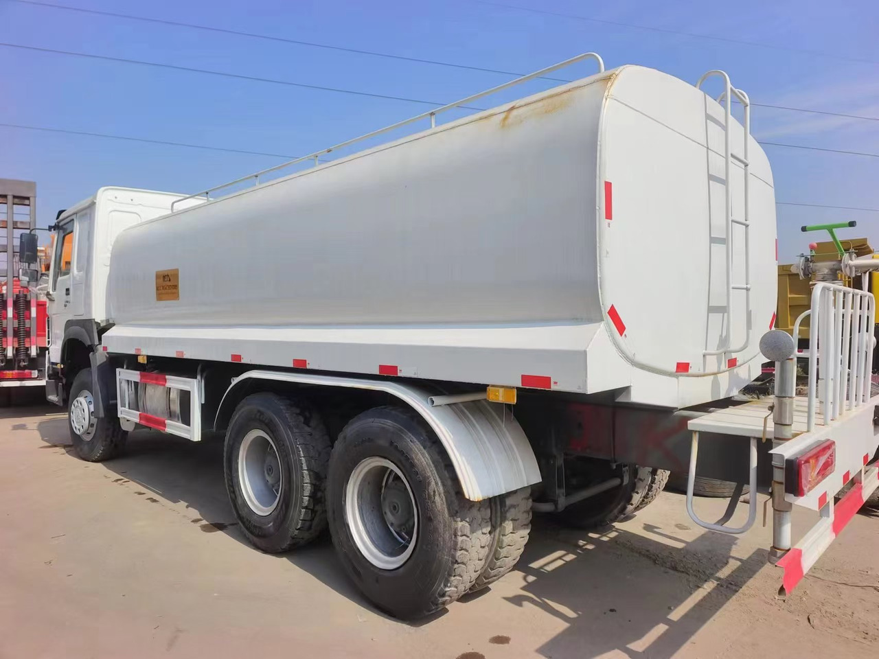 HOWO 6×4 ,20 cubic meters - Tank truck: picture 1 HOWO 6×4 ,20 cubic meters - Tank truck: picture 1