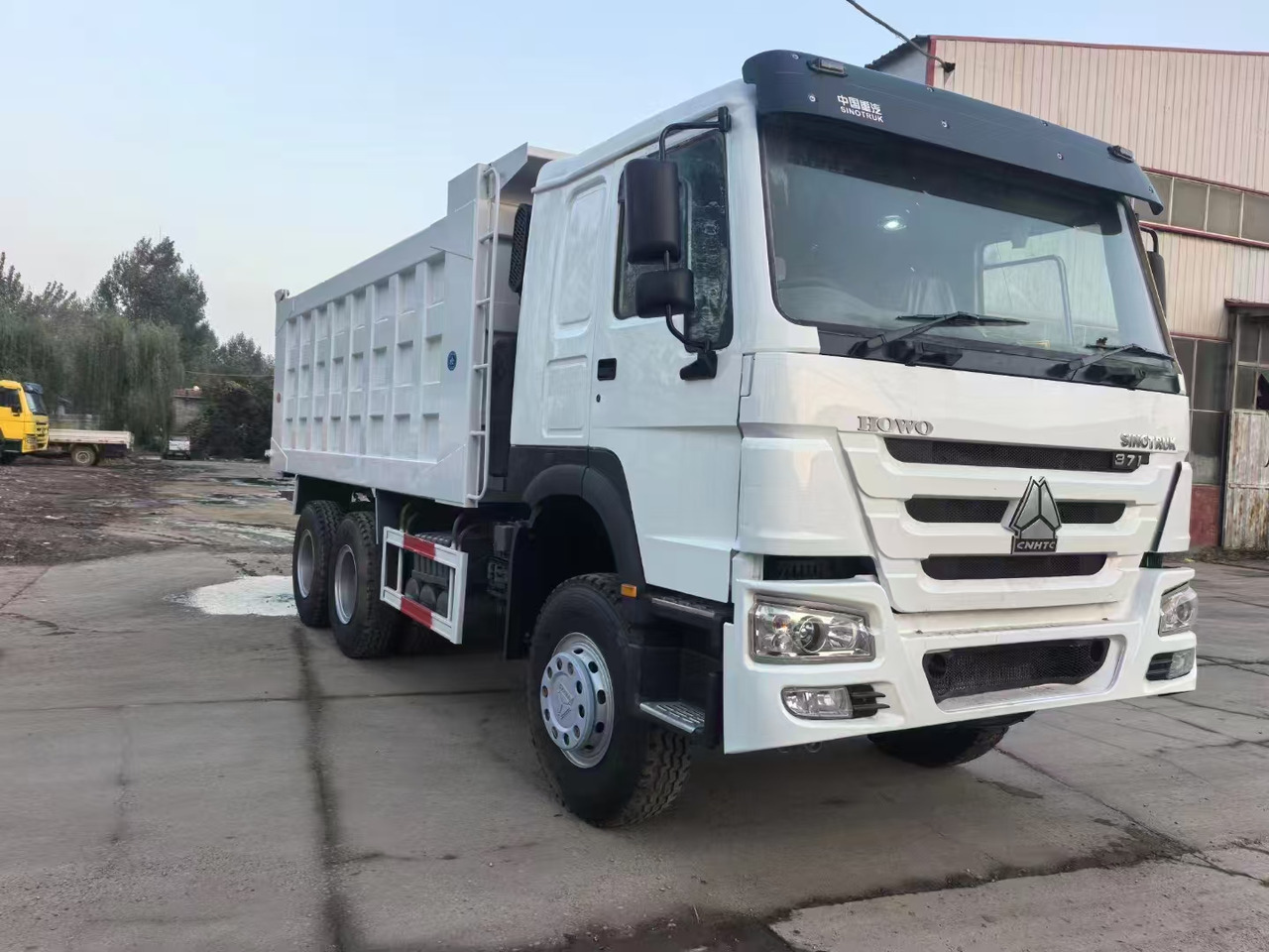 HOWO HOWO 371 SINOTRUK - Box truck: picture 2 HOWO HOWO 371 SINOTRUK - Box truck: picture 2