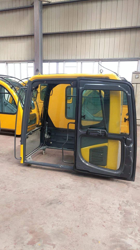 KOMATSU PC 210-8 - Cab for Excavator: picture 3 KOMATSU PC 210-8 - Cab for Excavator: picture 3