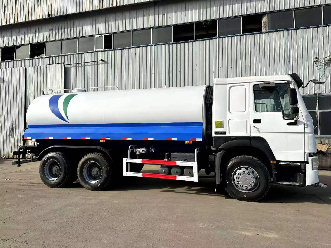 New Tank truck SINOTRUK 20  cubic  meters  tanker: picture 6