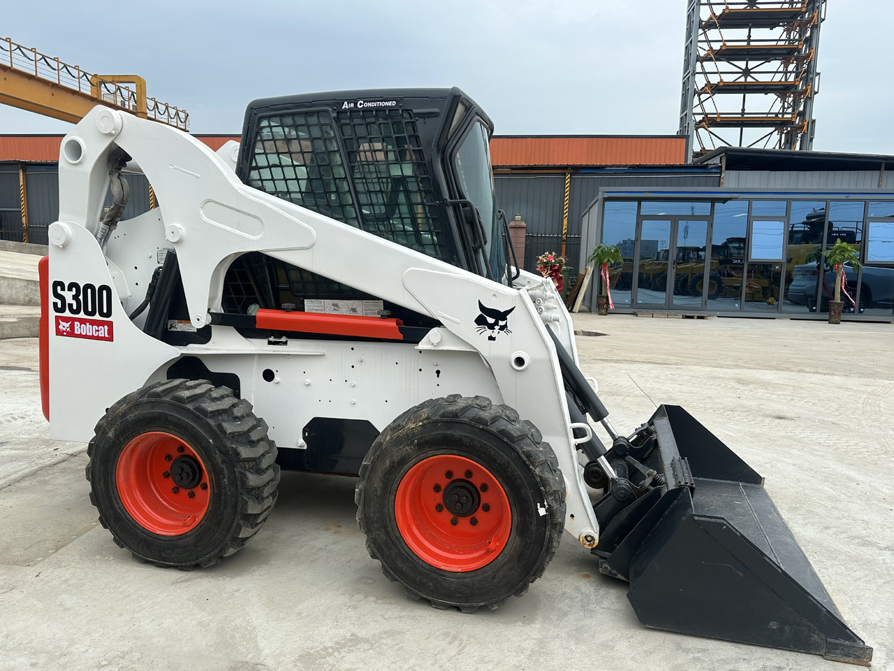 Second hand Hot sale skid-steers Bobcat S300 - Construction machinery: picture 4 Second hand Hot sale skid-steers Bobcat S300 - Construction machinery: picture 4
