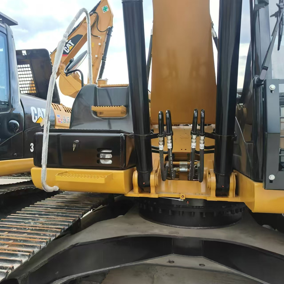 Used high quality excavator CAT 323D2L Made in Japan - Crawler excavator: picture 3 Used high quality excavator CAT 323D2L Made in Japan - Crawler excavator: picture 3