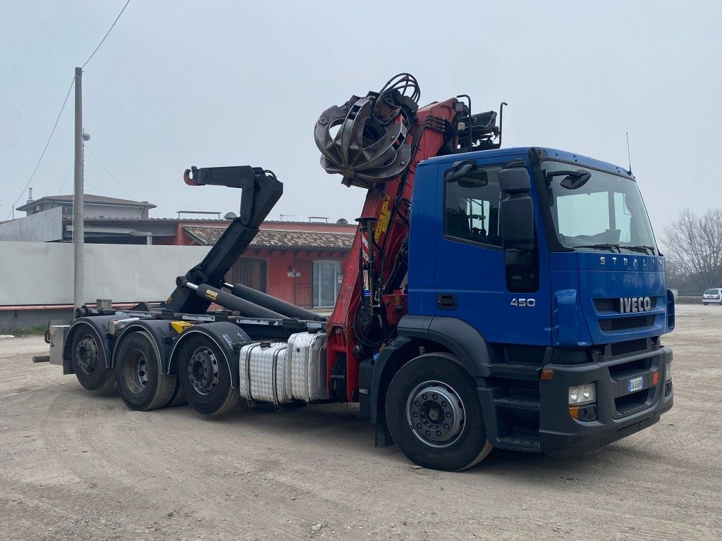 IVECO STRALIS 260.450 SCARRABILE CON GRU - Hook lift truck: picture 1 IVECO STRALIS 260.450 SCARRABILE CON GRU - Hook lift truck: picture 1
