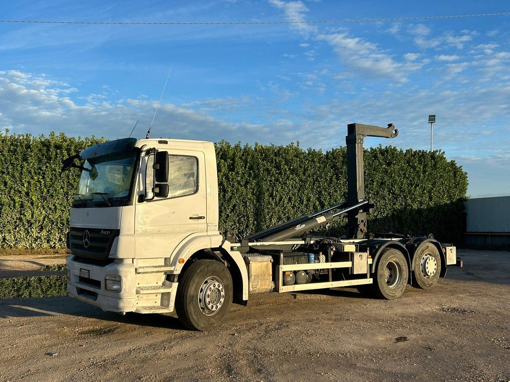 MERCEDES-BENZ MERCEDES 2533 SCARRABILE - Hook lift truck: picture 1 MERCEDES-BENZ MERCEDES 2533 SCARRABILE - Hook lift truck: picture 1
