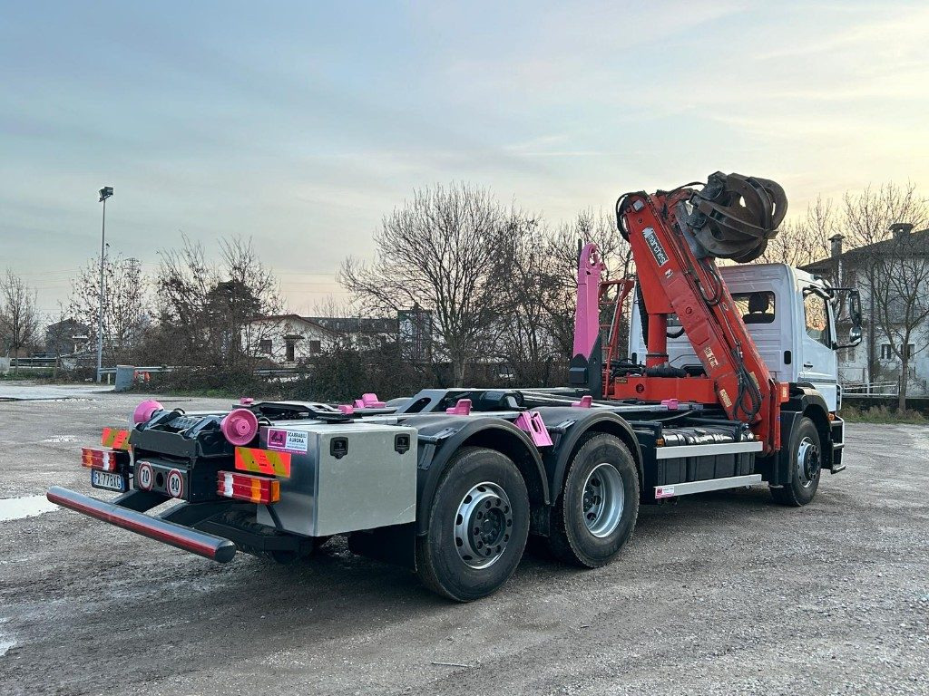 Hook lift truck MERCEDES-BENZ MERCEDES AXOR 2533 SCARRABILE CON GRU E POLIPO: picture 7