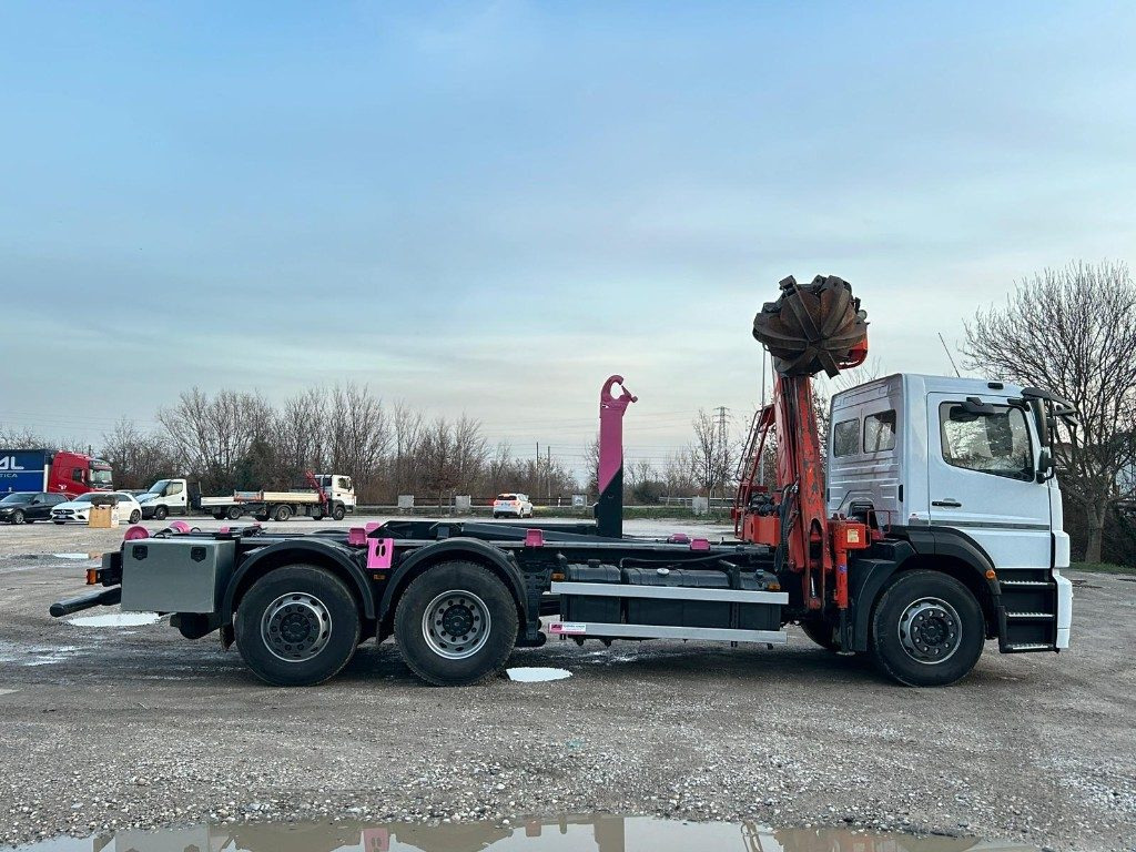 Hook lift truck MERCEDES-BENZ MERCEDES AXOR 2533 SCARRABILE CON GRU E POLIPO: picture 6
