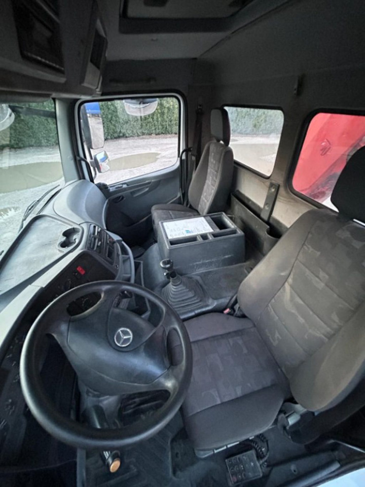 Hook lift truck MERCEDES-BENZ MERCEDES AXOR 2533 SCARRABILE CON GRU E POLIPO: picture 9