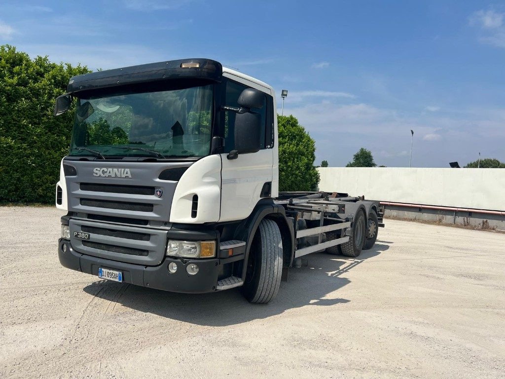 SCANIA P380 SCARRABILE - Hook lift truck: picture 1 SCANIA P380 SCARRABILE - Hook lift truck: picture 1