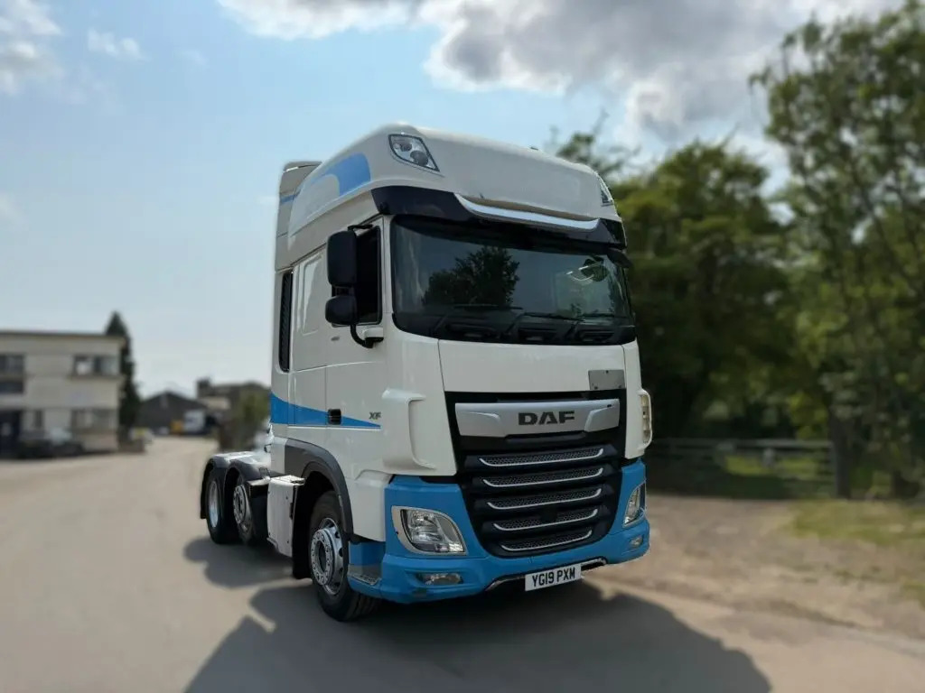 Tractor unit DAF XF 105: picture 1