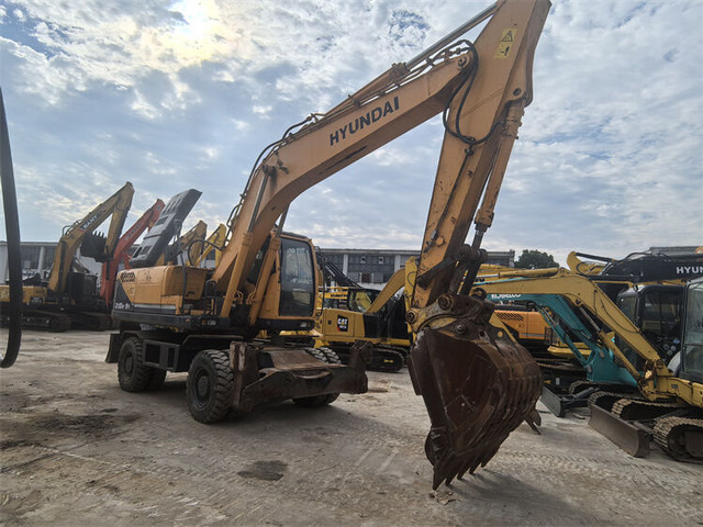 Hyundai R210W-9S - Wheel excavator: picture 4 Hyundai R210W-9S - Wheel excavator: picture 4