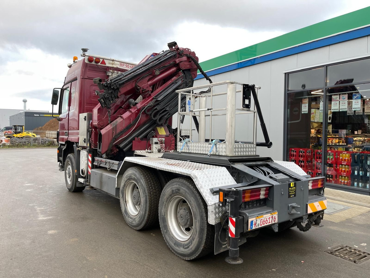 Mercedes-Benz ACTROS 3348 Kran HMF3720K4 Fly-Jip Fun k Klima - Crane truck: picture 2 Mercedes-Benz ACTROS 3348 Kran HMF3720K4 Fly-Jip Fun k Klima - Crane truck: picture 2