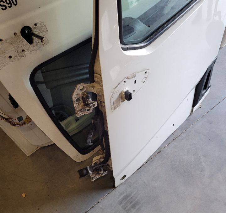 DRZWI LEWE RENAULT RANGE T GAMA - Door and parts for Truck: picture 3 DRZWI LEWE RENAULT RANGE T GAMA - Door and parts for Truck: picture 3