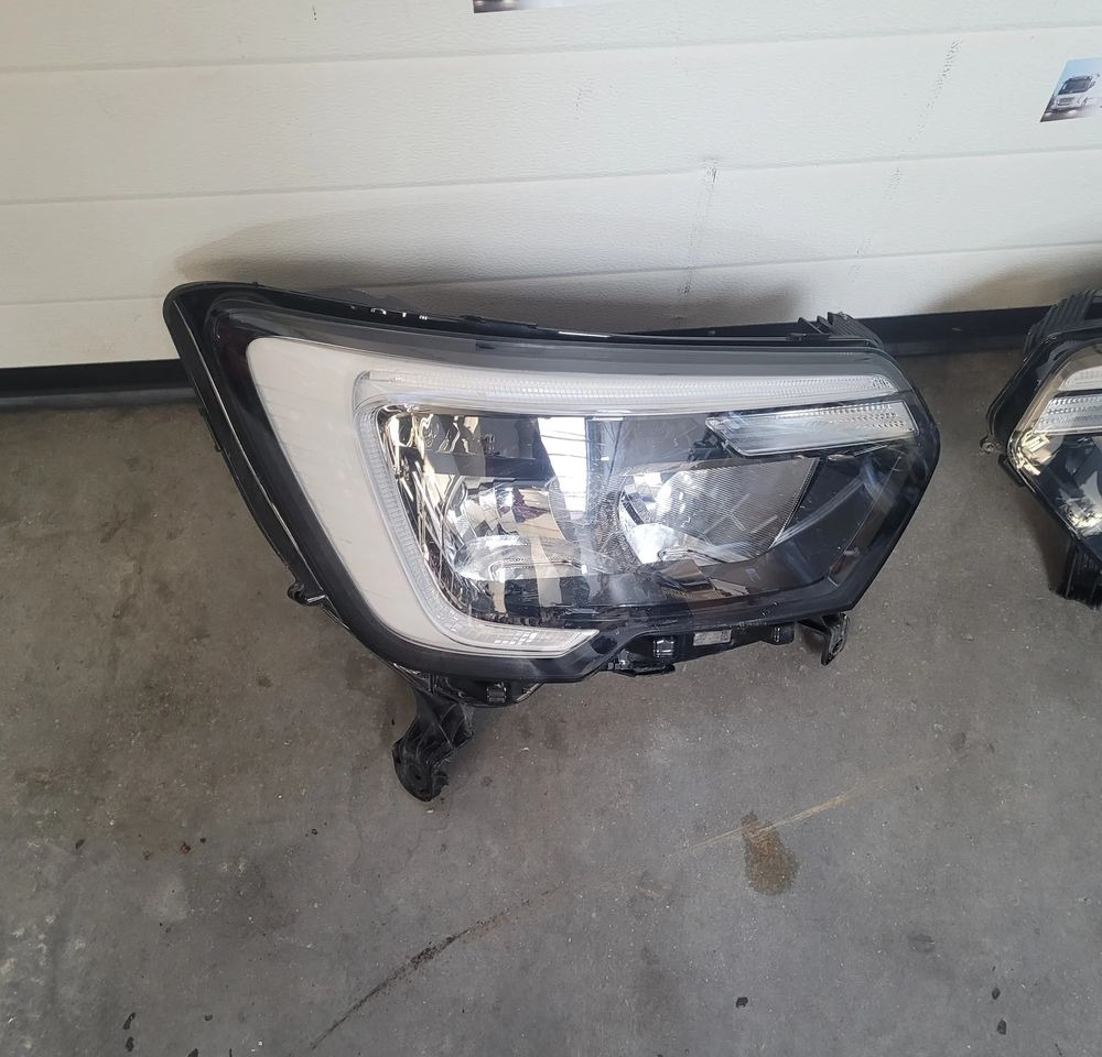 LAMPY RENAULT MASTER 3 ORYGINAŁ CHWALIM116 USZKODZONE - Lights/ Lighting for Van: picture 3 LAMPY RENAULT MASTER 3 ORYGINAŁ CHWALIM116 USZKODZONE - Lights/ Lighting for Van: picture 3