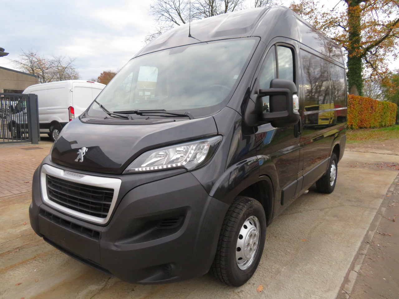 Peugeot Boxer 2.2 BlueHDI L1H2 premium - Small van: picture 3 Peugeot Boxer 2.2 BlueHDI L1H2 premium - Small van: picture 3